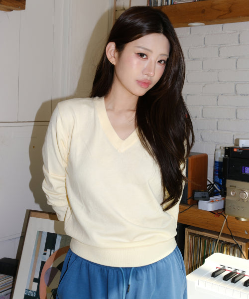 WOMEN'S ESSENTIAL V-NECK KNIT - 9 COLORS CREAM