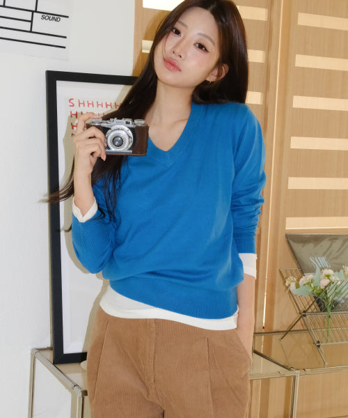 WOMEN'S ESSENTIAL V-NECK KNIT - 9 COLORS BLUE