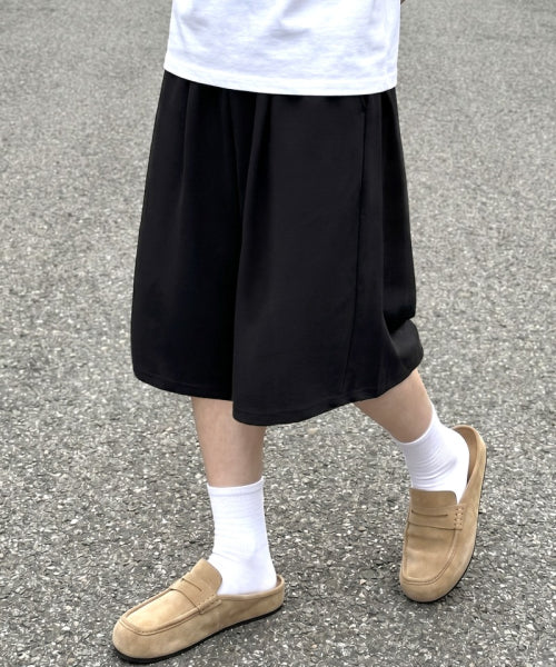 BALLOON CURVED SIDE TUCK BERMUDA PANTS - 2 COLORS BLACK