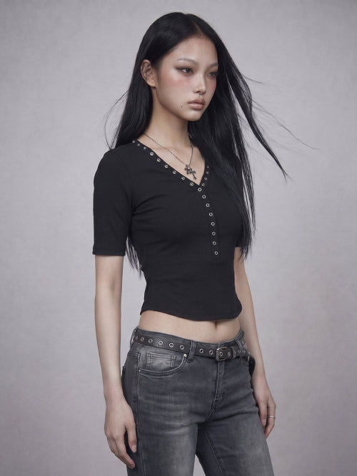 GLAM SNAP DETAIL V-NECK TEE BLACK