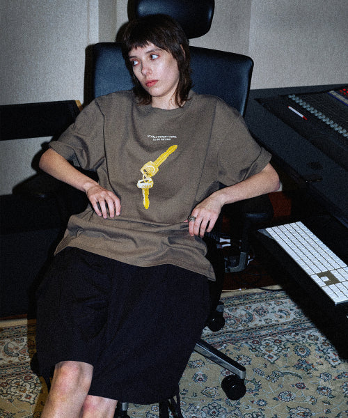 SMILEY KEY TEE KHAKI