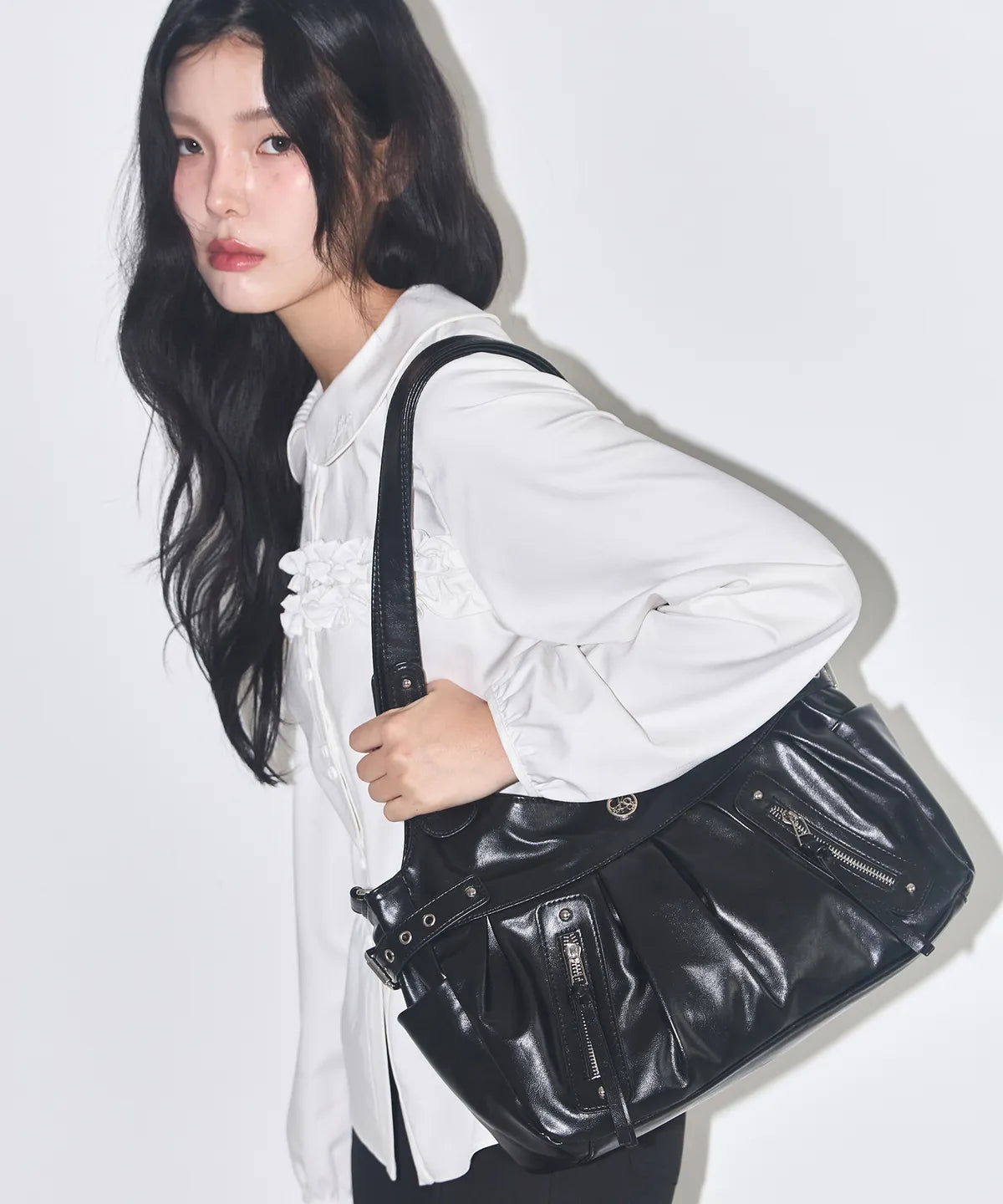 AMBER BUCKLE SHOULDER BAG BLACK