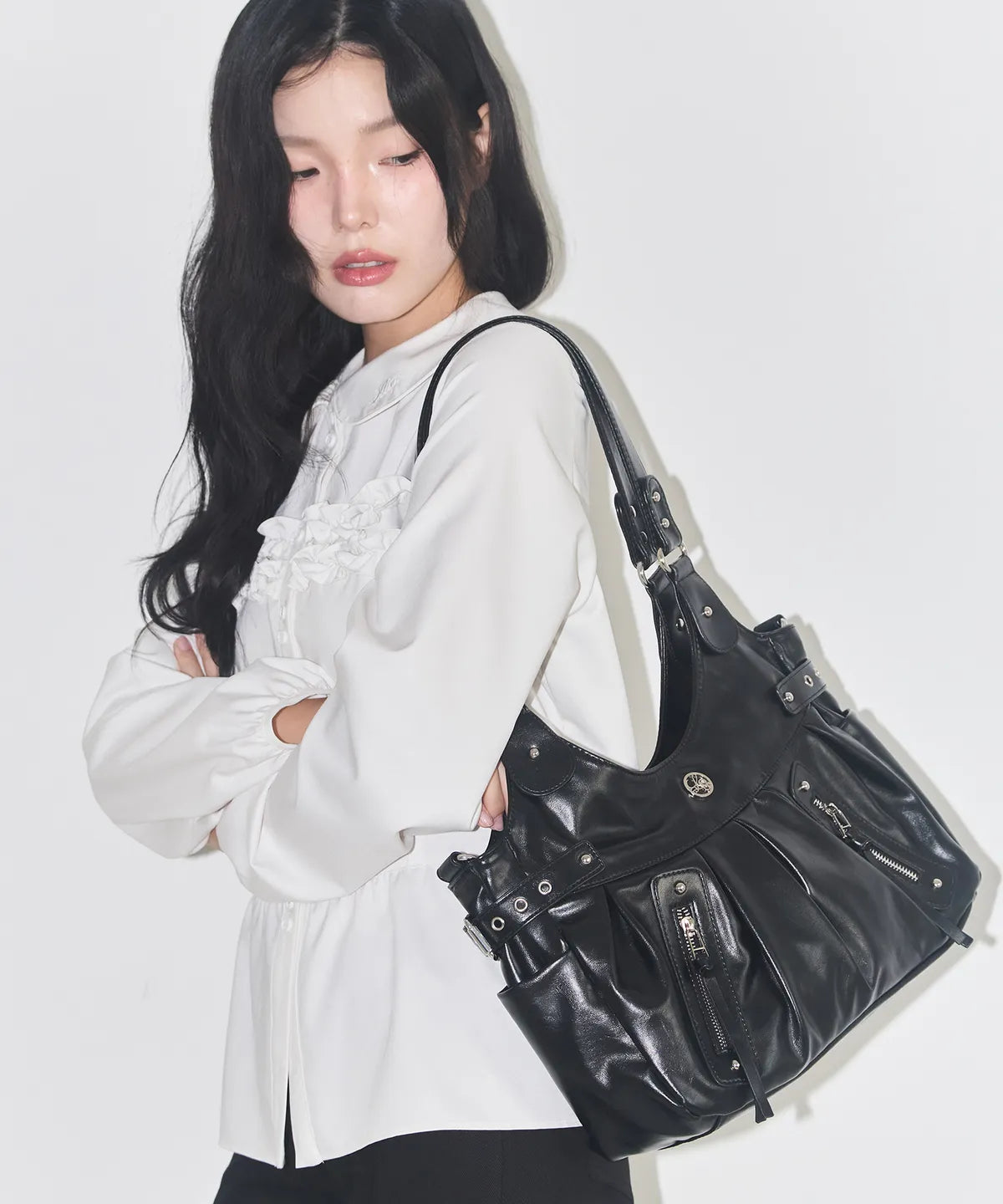 AMBER BUCKLE SHOULDER BAG BLACK