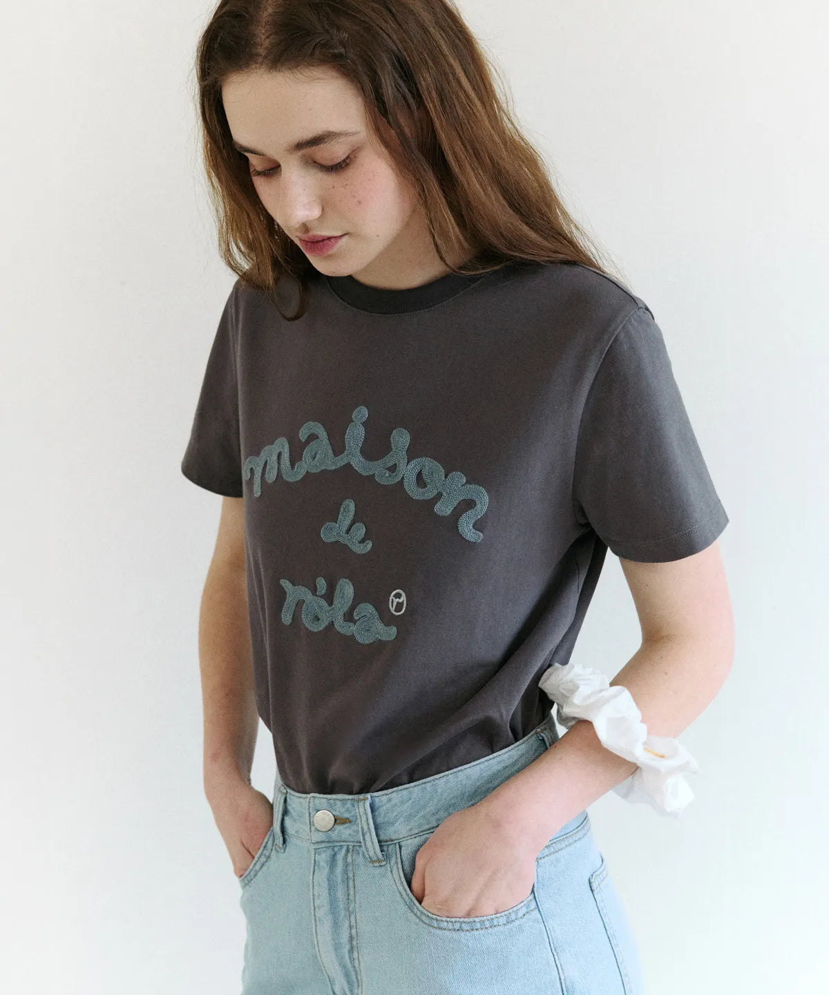 MAISON DE ROLA EMBROIDERY T-SHIRT CHARCOAL