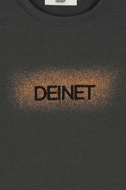 DEINET SPRAY LOGO T SHIRTS IN SKYBLUE - 5 COLORS CHARCOAL