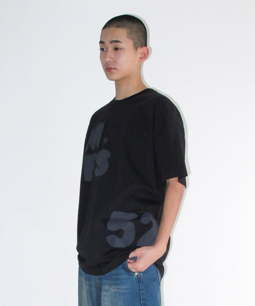 SPRAY 52 TYPO TEE - 3 COLORS BLACK