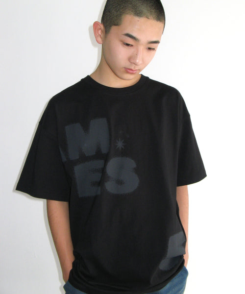 SPRAY 52 TYPO TEE - 3 COLORS BLACK