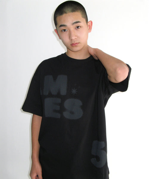 SPRAY 52 TYPO TEE - 3 COLORS BLACK