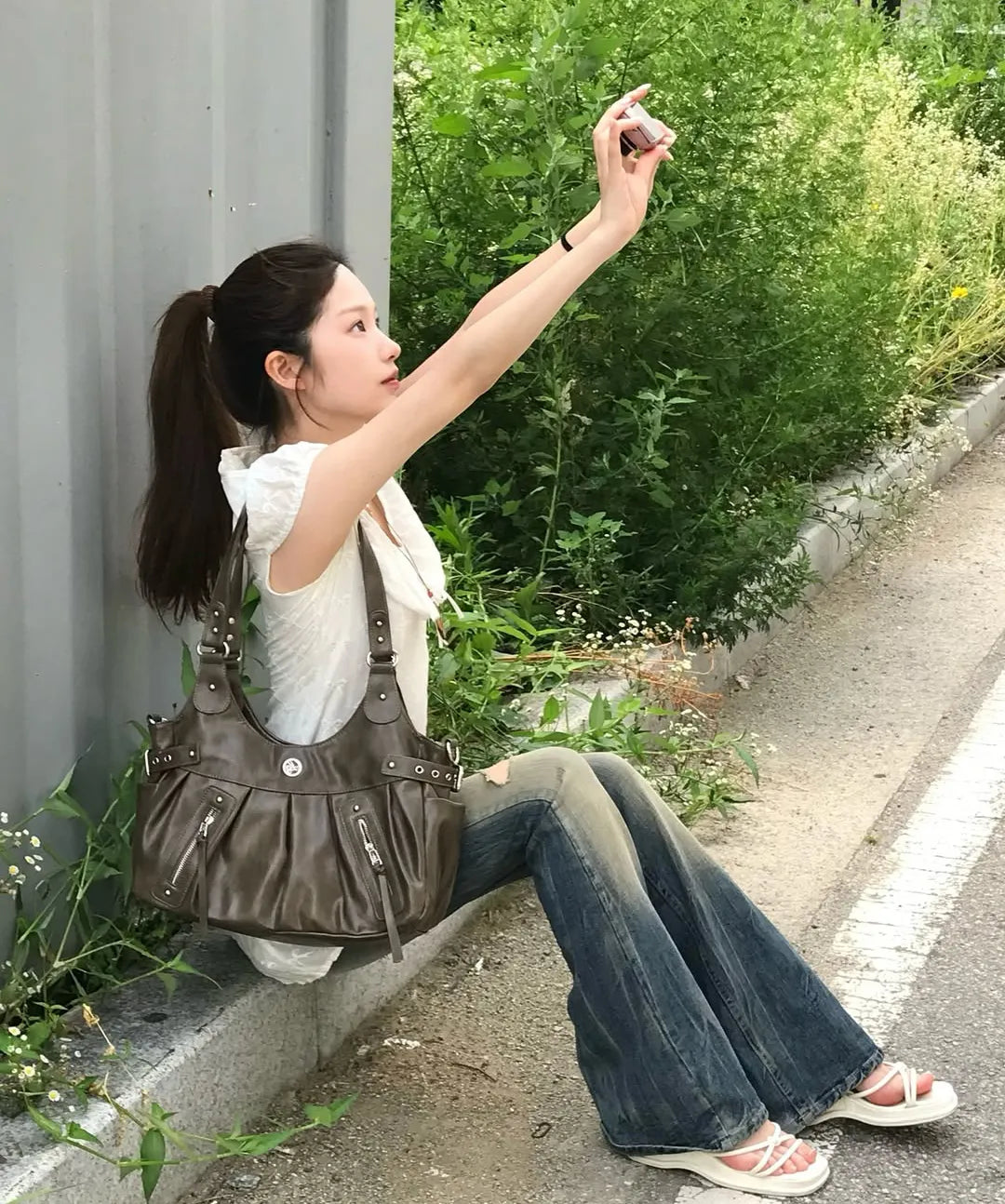 AMBER BUCKLE SHOULDER BAG BEIGE