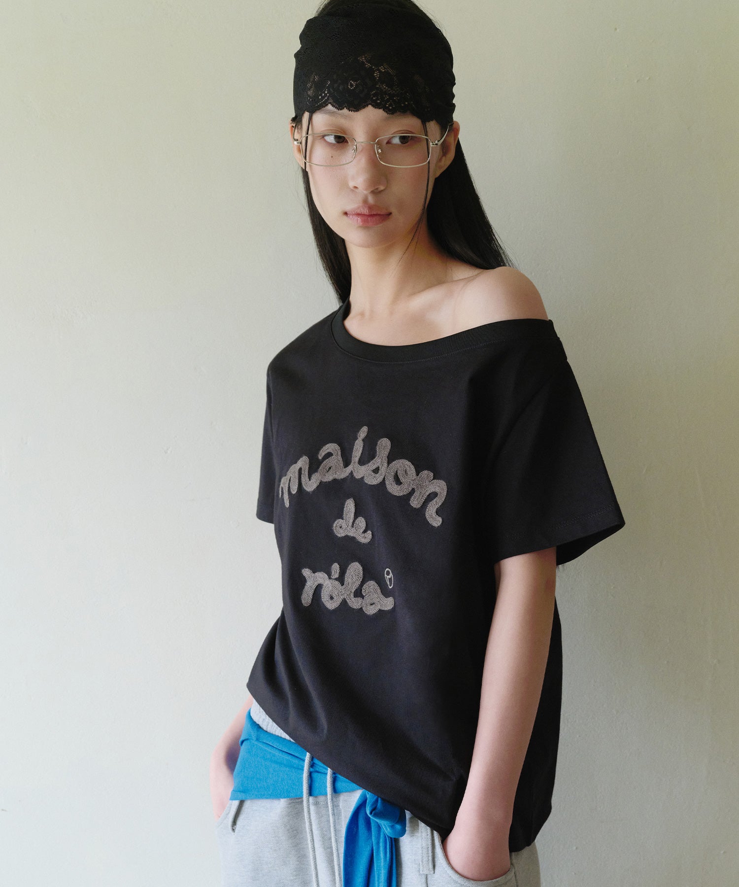 ROLAROLA MAISON DE ROLA EMBROIDERY OFF SHOULDER T-SHIRT - BLACK