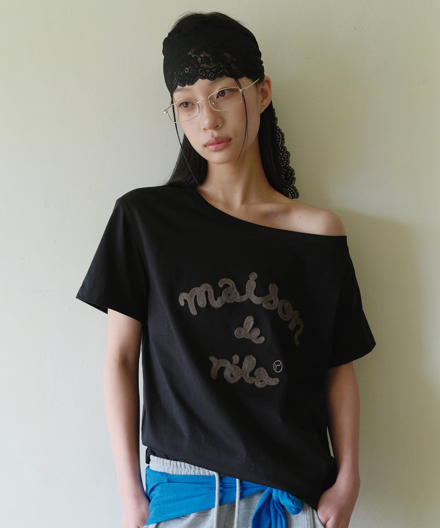 ROLAROLA MAISON DE ROLA EMBROIDERY OFF SHOULDER T-SHIRT - BLACK